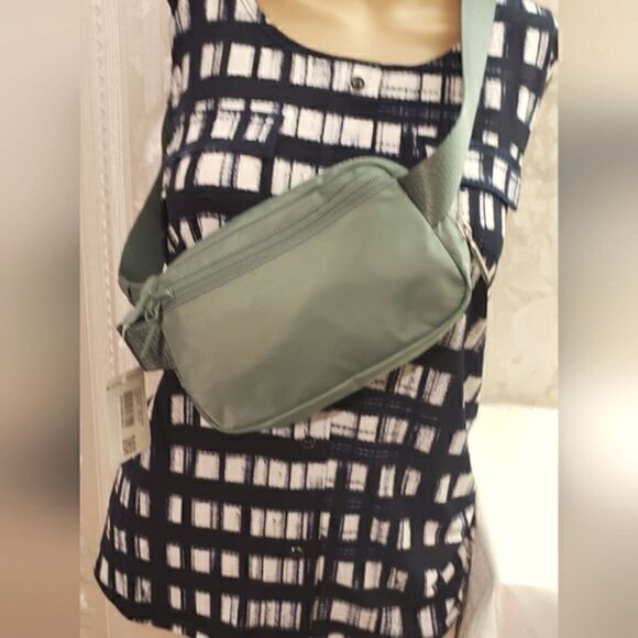 Lululemon Everywhere Belt Bag  - Picture 3 of 4